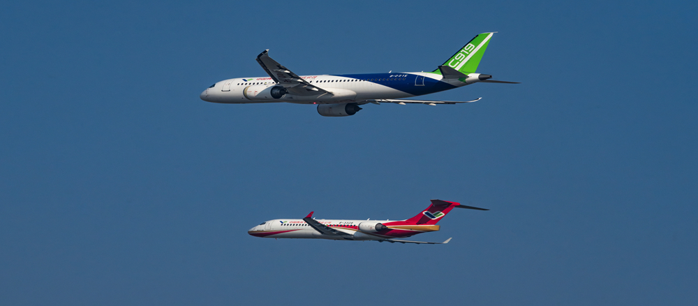 C919飛機首次飛抵拉薩，與正在進(jìn)行演示飛行的ARJ21飛機相聚在“世界屋脊”青藏高原_副本.jpg